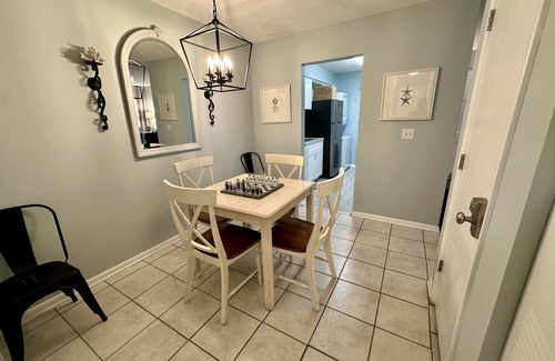 Demere Park Condominio | SSI Retreat - Ocean Walk 2BR/2BA - Sleeps 6 - Centrally Located - Pet Friendly!