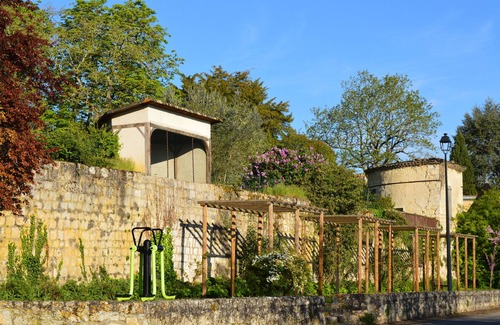 Saint-Clar Casa | St Clar house with garden and terrace sleeps 9