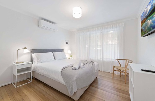 Fitzroy North Casa | St Georges Road - A home with a secret outdoor garden, Pet Friendly, Netflix