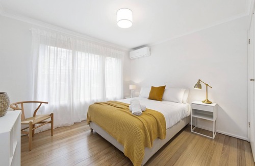 Fitzroy North Casa | St Georges Road - A home with a secret outdoor garden, Pet Friendly, Netflix