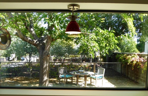 St. Helena Casa | St. Helena Bungalow Steps from Main Street | Pet Friendly | 30 Day Minimum