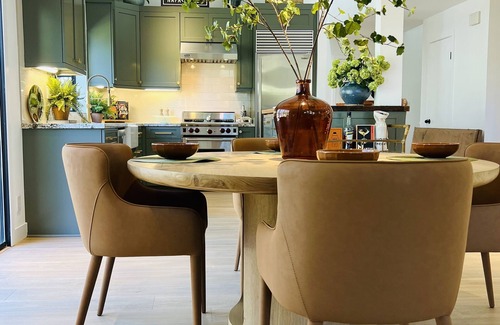 St. Helena Casa | St. Helena luxury and chic townhouse, sunny, private and best walking location.