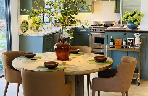 St. Helena Casa | St. Helena luxury and chic townhouse, sunny, private and best walking location.