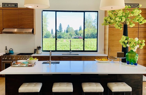 St. Helena Casa | St Helena luxury estate with 360 vineyard views and best location for walking.