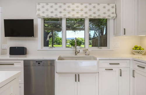 St. Helena Casa | St. Helena with Beautiful Vineyard View near Main Street
