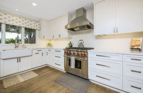 St. Helena Casa | St. Helena with Beautiful Vineyard View near Main Street
