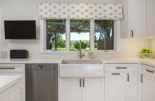 St. Helena Casa | St. Helena with Beautiful Vineyard View near Main Street