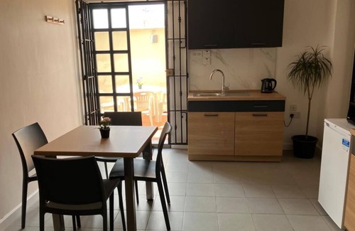 Tal-Ghoqod Apartamento | St. Julians apartment with yards in a very quiet area, near amenities and beach