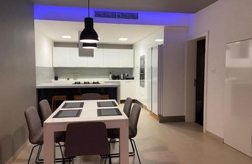 Ta' Giorni Apartamento | St Julians Apt with Pool