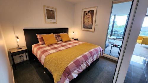 St Kilda Apartamento | St Kilda vibes - City views, airy 1 bed sleeps 2-4