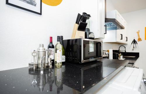 Beverly Green Casa | St Louis Premier Modern Vegas Escape Arts District & Patio