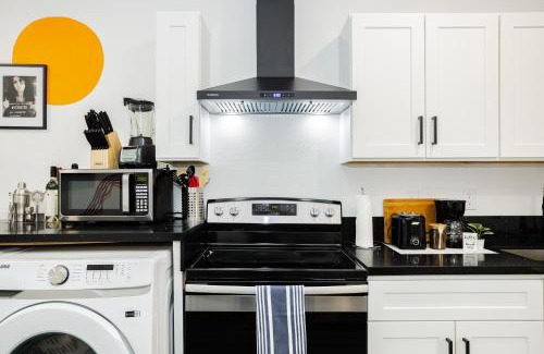 Beverly Green Casa | St Louis Premier Modern Vegas Escape Arts District & Patio