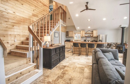 Saint Mary's Casa | St. Mary's mountain retreat with hot tub - sleeps 10