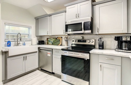 Historic Uptown Apartamento | St Pete Charm! 2bd/1ba walk downtown 1st Floor