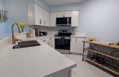 Isla del Sol Condominio | St Pete's Premium Resort - Newly Renovated - Pool & Hot Tub - 7 Day Rental
