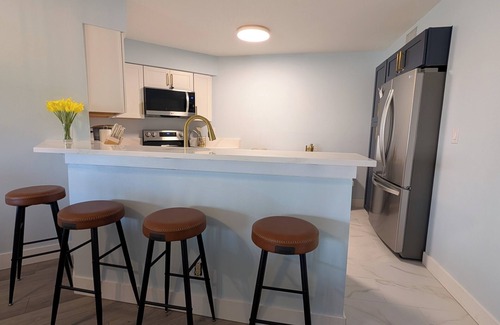 Isla del Sol Condominio | St Pete's Premium Resort - Newly Renovated - Pool & Hot Tub - 7 Day Rental