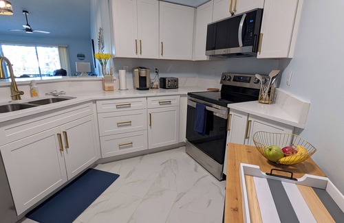 Isla del Sol Condominio | St Pete's Premium Resort - Newly Renovated - Pool & Hot Tub - 7 Day Rental