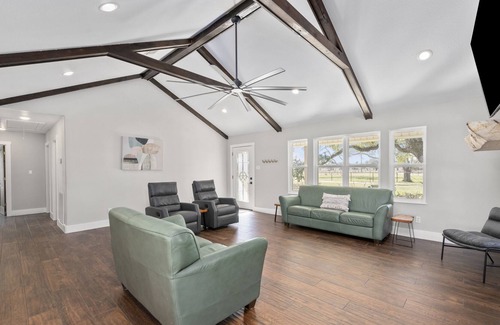 Columbus Otro | Stable Oaks with PARTY BARN, pond, firepits on 5 acres!