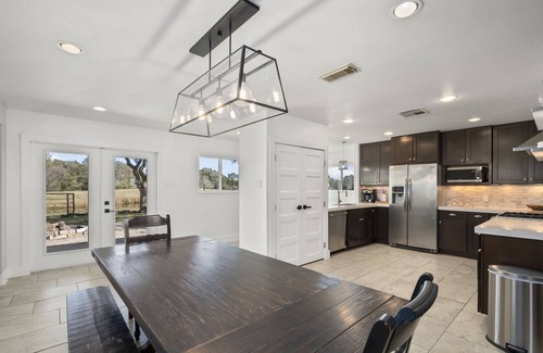 Columbus Otro | Stable Oaks with PARTY BARN, pond, firepits on 5 acres!