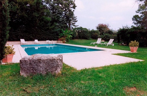Hagetmau Casa | Establo de piscina y tenis disponible.