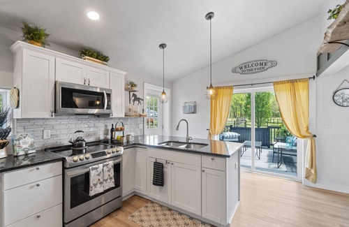 Virginia Beach Otro | Stable Retreat, Summer Dates! Dog friendly. Spacious Apt on horse farm near beaches!