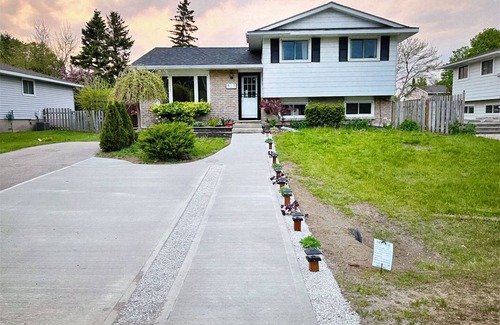 Port Elgin Casa | Stairway to Beach - Splendid 4 Bedroom Quite Home