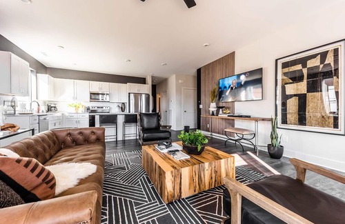 Whitebridge Casa | STALLION STABLE - ROOFTOP DECK - MINS TO MIDTOWN