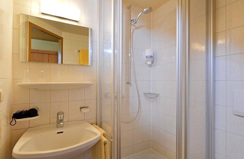 Scheffau am Wilden Kaiser Cama Y Desayuno | Standard room 2, shower/WC, from 4 nights half board - Berggasthof Bärnstatt
