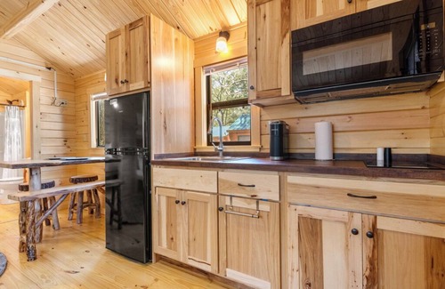 Thonotosassa Cabina | Standard Cabin with Porch - Happy Travelers RV Resort