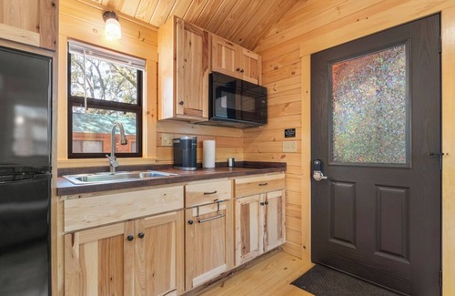 Thonotosassa Cabina | Standard Cabin with Porch - Happy Travelers RV Resort