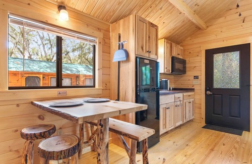 Thonotosassa Cabina | Standard Cabin with Porch - Happy Travelers RV Resort