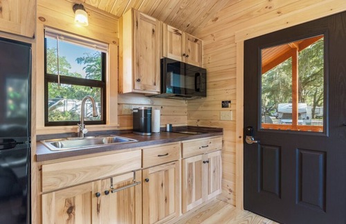 Thonotosassa Cabina | Standard Cabin with Premium Porch - Happy Travelers RV Resort