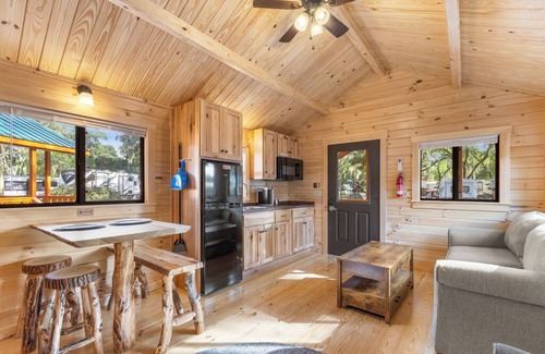 Thonotosassa Cabina | Standard Cabin with Premium Porch - Happy Travelers RV Resort