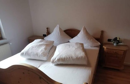 Hirschegg Casa | Double room standard No. 8, shower / toilet - Gasthof Hirsch
