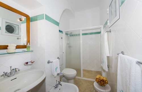 San Vincenzo Hotel | Habitación Cuádruple Estándar a pocos pasos del mar.