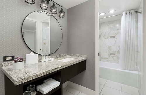 Lower Nob Hill Hotel | Standard Queen Room at Stanford Court Hotel, Pets Are Welcome!