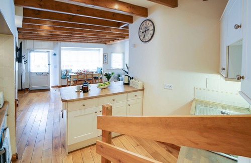 Port Isaac Cabaña | Stanley House used as Doc Martin's nail bar, sleeps 6+dogs