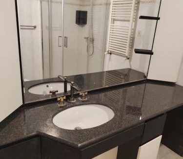 Marco Simone Casa | Stanza con Bagno Privato in appartamento condiviso