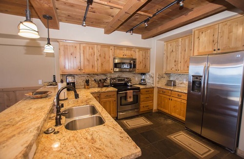 Tahoe City Condominio | Hermosa High-End 4br Lake Front Condo en Star Harbor con acceso Barco, HOA piscina, ping pong, y Pier!
