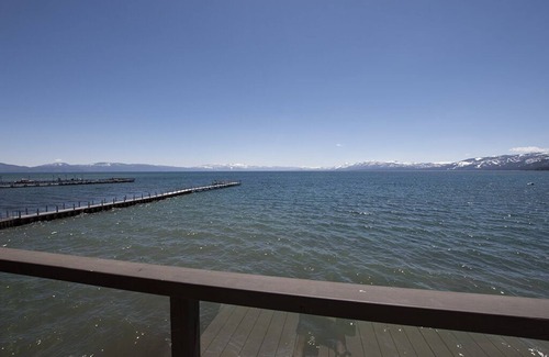 Tahoe City Condominio | Hermosa High-End 4br Lake Front Condo en Star Harbor con acceso Barco, HOA piscina, ping pong, y Pier!