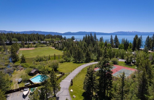 Tahoe City Condominio | Hermosa High-End 4br Lake Front Condo en Star Harbor con acceso Barco, HOA piscina, ping pong, y Pier!
