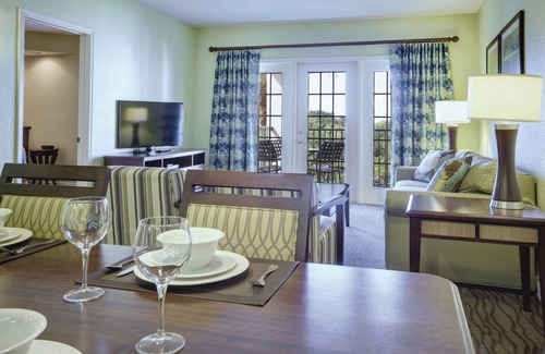 Kissimmee Complejo | Star Island Resort -2 BR Deluxe Suite. Putting Green, Fishing, Pool, Pickleball!