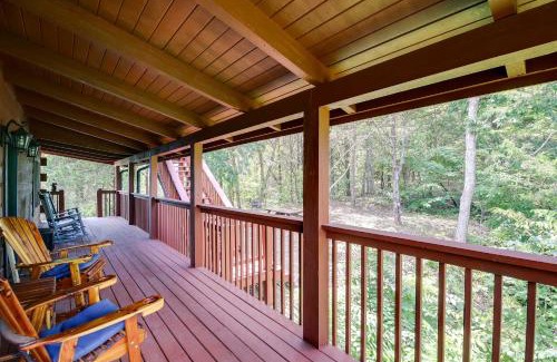Sevierville Casa | Star Lite Cabin Hot Tub, Deck and Pool Table