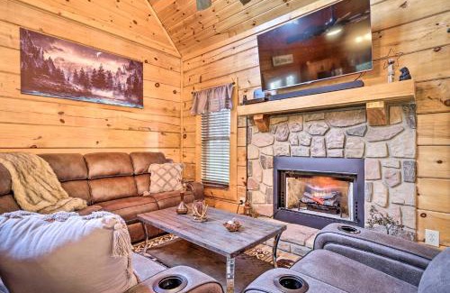 Sevierville Casa | Star Lite Cabin Hot Tub, Deck and Pool Table