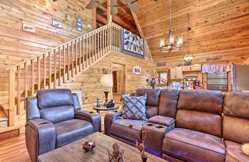 Sevierville Casa | Star Lite Cabin Hot Tub, Deck and Pool Table