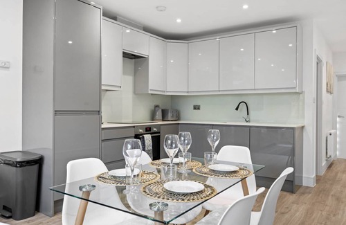 West Hendon Apartamento | Modern 2BR 2BA w garden parking 5 min walk 2 tube.