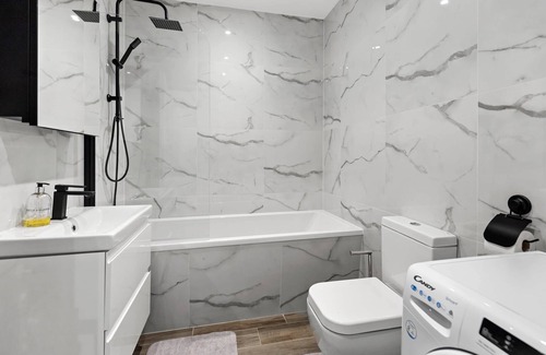 West Hendon Apartamento | Modern 2BR 2BA w garden parking 5 min walk 2 tube.