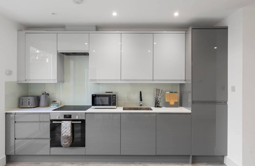 West Hendon Apartamento | Modern 3BR 2BA w garden parking 5 min walk 2 tube