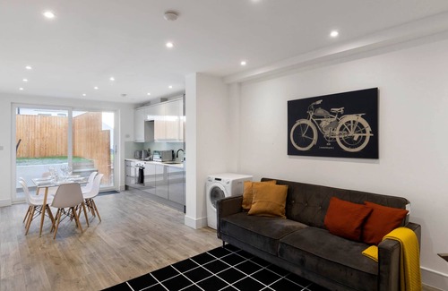 West Hendon Apartamento | Modern 3BR 2BA w garden parking 5 min walk 2 tube