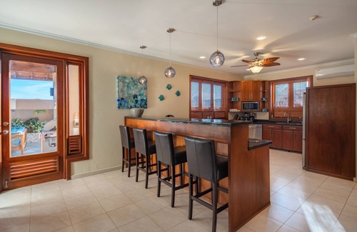 Noord Villa | Star of the Sea Villa Walk to Palm Beach & Plaza